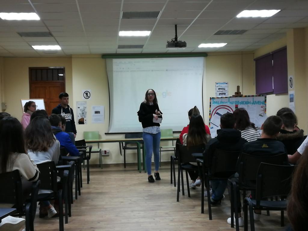 Desde el IES Francisco de Orellana comenzamos la difusión de nuestro tablón de Información Juvenil con nuestro alumnado. Buen trabajo chicos/as!!