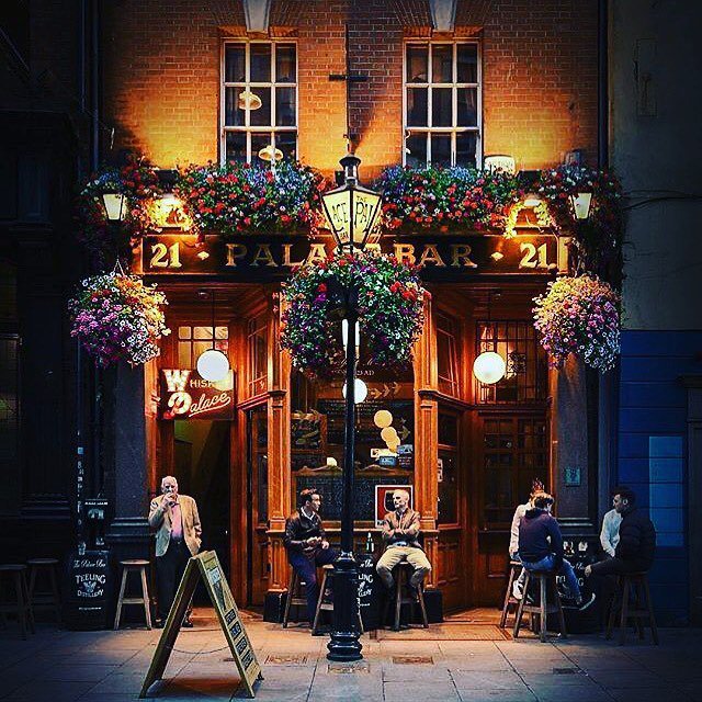LovernLeathers's tweet photo. Dublin💛a big city with cosy corners. We can’t wait to meet you there next week @dublinflea Dec 6-9. Wishing you all a wonderful weekend.
#lovern.
.
.
.
.
#dfx18 #buyirish #madeinireland #irishdesign #dublinatchristmas #wearingirish #leatherhandbag#ma… https://t.co/4WHYOJ6wxN https://t.co/OiHMrY23mb