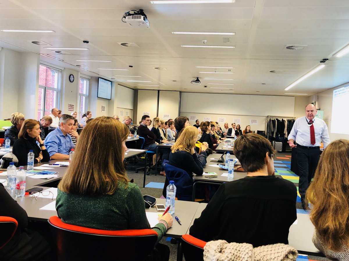 NikolaasBellens's tweet photo. Talent management Prof. @dirkbuyens in volle actie op het @Vlerick_Alumni HR Symposium: 
“Wij moeten mensen beter op kwaliteit selecteren, en inzetten op die taken die ze met véél minder effort dan anderen kunnen”
#hr #hrm #futureofwork #people @HappyJobsByKAZI https://t.co/jzTU0t8t1g
