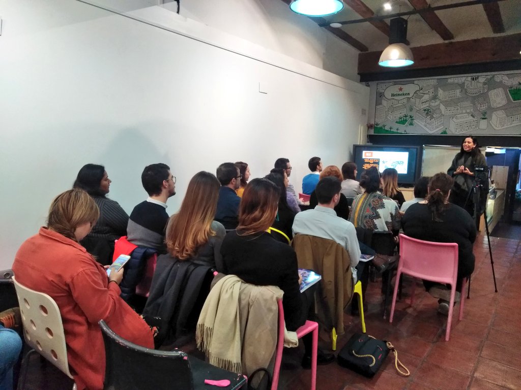 catavalencia's tweet photo. Sala llena en @waycoideas para escuchar a mi amiga @JohanaCiro hablar sobre reiniciar en la vida.  "Por lo general siempre esperamos un momento límite para volver a empezar" @VLC_CM #cmvlc #restart https://t.co/ahQSZUaCMx
