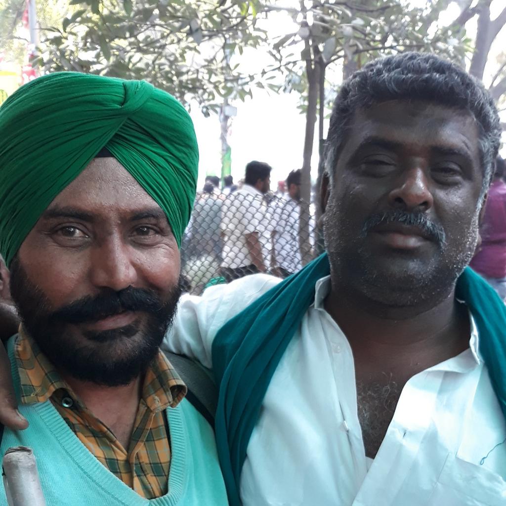 rkarnad's tweet photo. New friendships forming at the #KisanMuktiMarch. Annadurai from Trichy. Sucha Singh from Patiala. No common language afaik but a common struggle. #NationForFarmers https://t.co/ufgoiuifnr