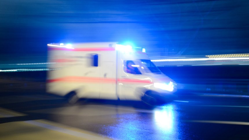 Niedersachsen: Autofahrer schlägt nach Unfall auf Feuerwehrleute ein spiegel.de/panorama/justi…