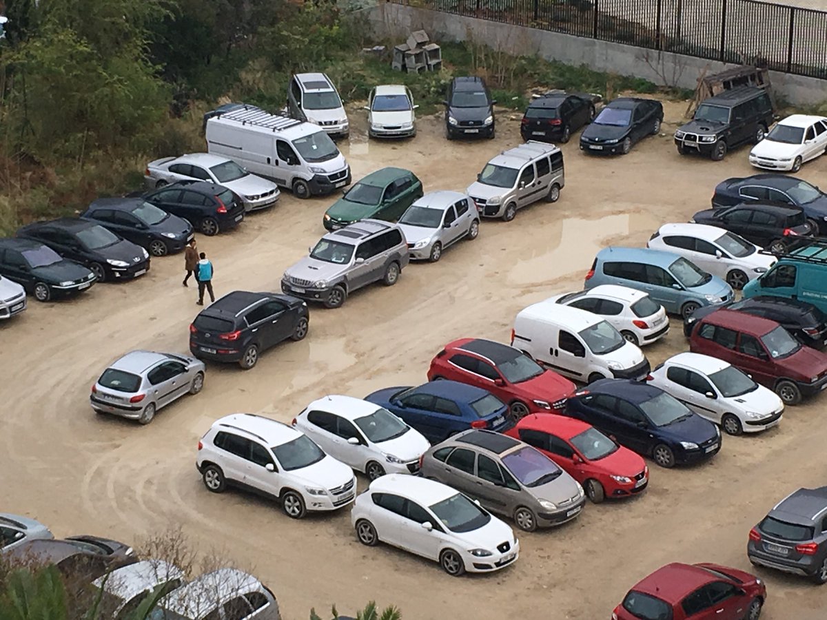 victorvic5's tweet photo. Tardaron en llegar pero ya hay gente pidiendo dinero por aparcar... @LocalJaen @AytoJaen @QuejicaJaen @Jaen24h https://t.co/fnJ8IonWad