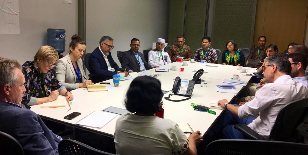 MoazzamTMalik's tweet photo. Warga Inggris mengumpulkan donasi sebesar Rp500milyar untuk rehabilitasi di #Palu #Sulawesi 

Kemarin saya bertemu para pemimpin LSM yg akan mendistribusikan bantuan utk para korban. Fokus bantuan tmsk keperluan esensial spt air bersih, perumahan sementara, kesehatan &amp; pendidikan https://t.co/ZqhFbQRxlS