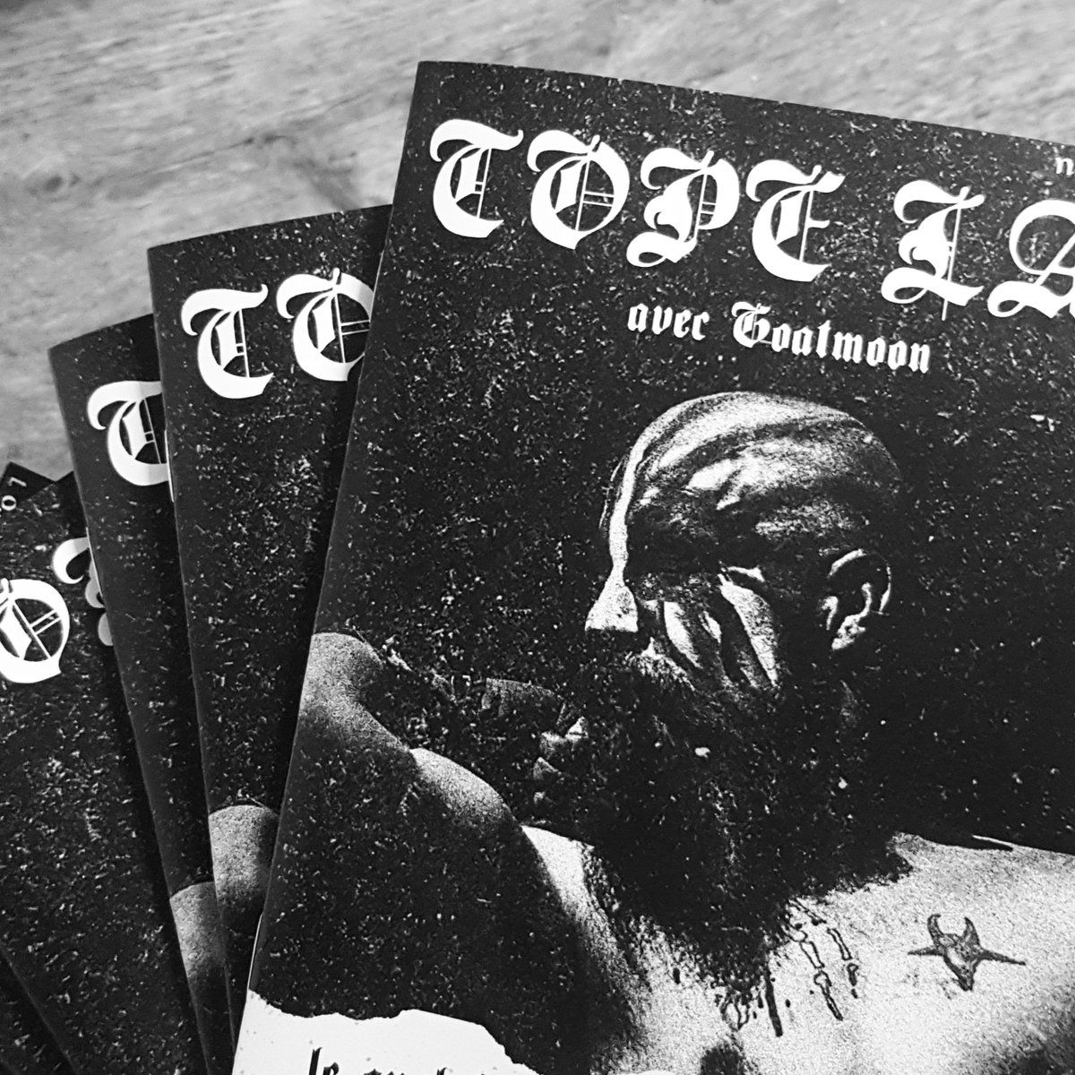TOPELA_FANZINE's tweet photo. C'est le grand retour de Tope-La! 1 et le restock de Tope-La! 🔥🔥🔥
On est très heureux de pouvoir le reproposer à la vente. Pour l'avoir c'est sur Bigcartel que ça se passe (Le lien dans la bio tout ça vous connaissez les baux)

#fucknsbm #topelafanzine https://t.co/WKy6xjUTJe