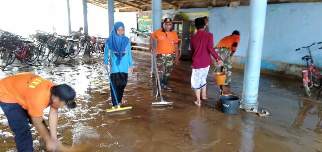 MMuncullagi's tweet photo. BAGANA, Santri dan Masyarakat, bersama melaksanakan bakti sosial terjadinya bencana banjir dan longsor di berbagai titik Kecamatan Kab.Trenggalek.

#BanserTanggapBencana https://t.co/hoGnJVKrcC