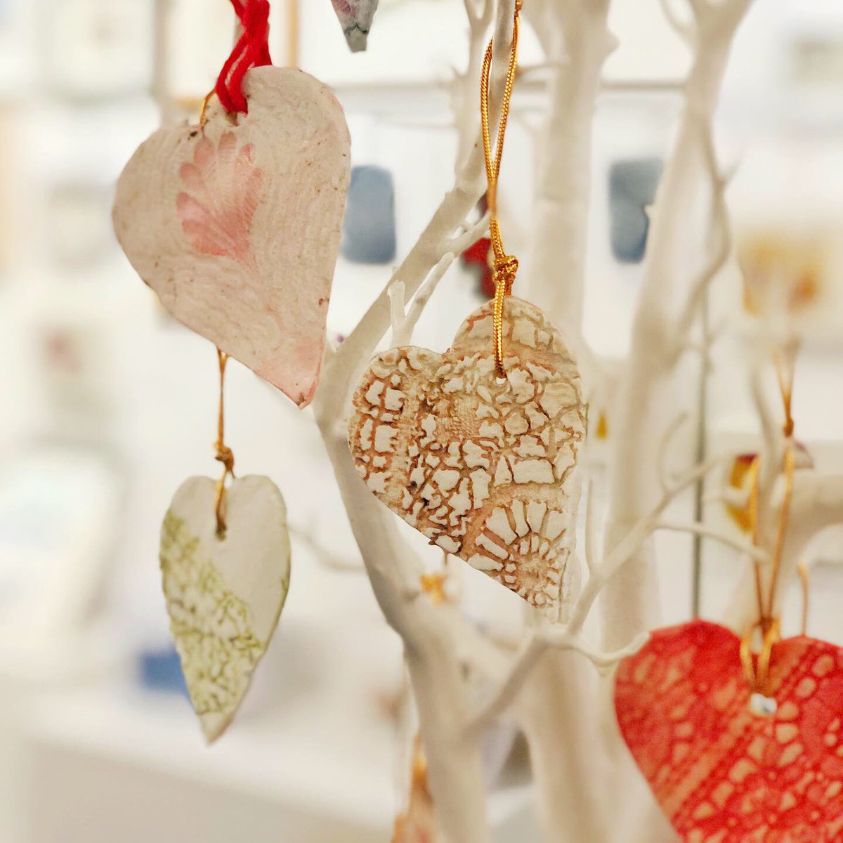 Tomorrow 1st December Saturday- join us at our <a href="/GabrielsWharf/">Gabriel's Wharf</a> and <a href="/OxoTowerWharf/">Oxo Tower Wharf</a> galleries for special treats🍷, mince pies, #livemusic, #artists and more! You’ll be supporting #local #independent #makers while enjoying sparkling #Southbank. 🎄❤️