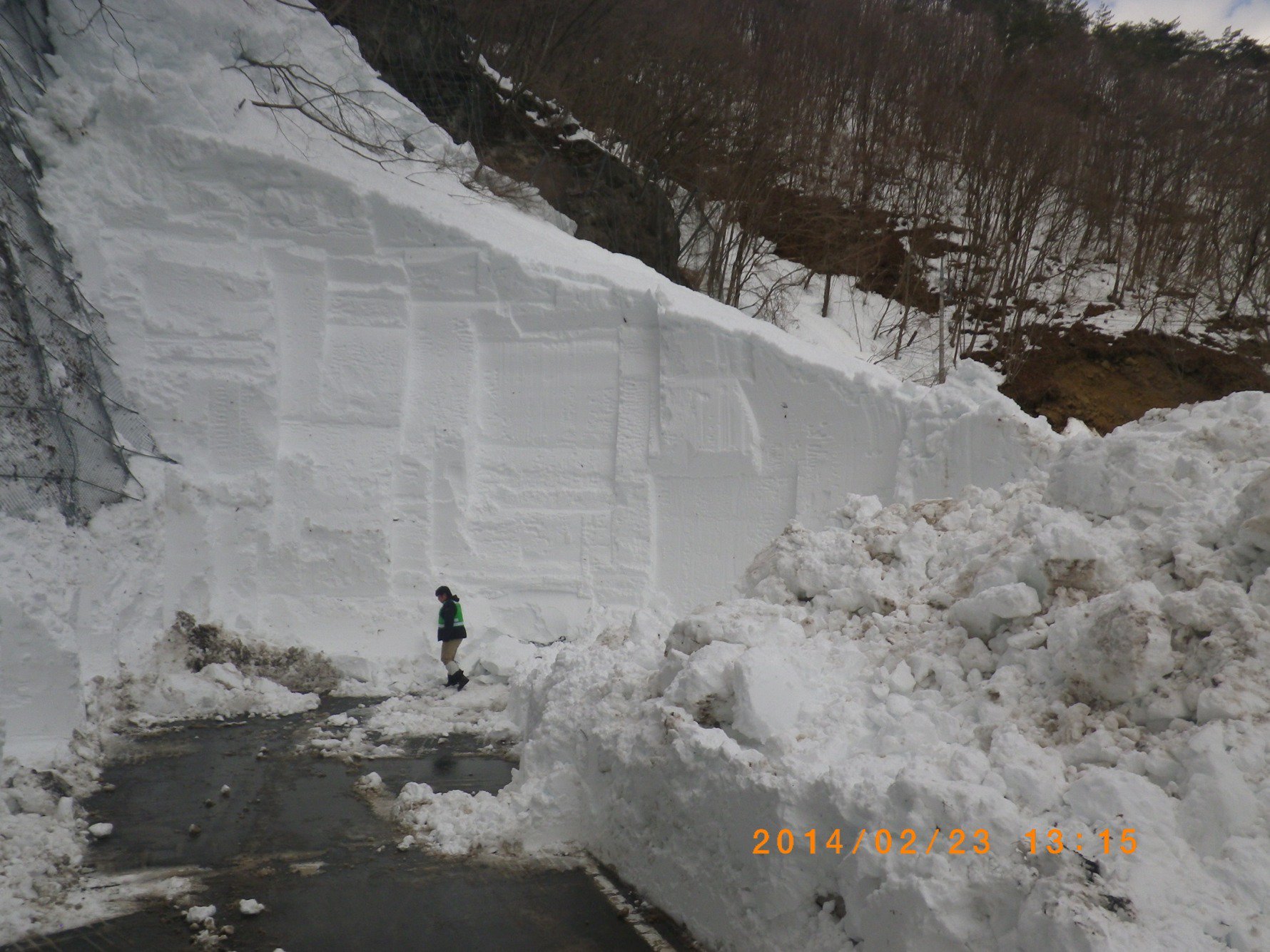 荒木健太郎 ろっかのきせつ 雪 結晶ひとつひとつは美しいですが 大雪となると交通障害や雪崩など 様々な災害がもたらされます 特に首都圏は普段雪が少ないために対策が充実していません スタッドレスタイヤやチェーンの準備 雪かき用スコップの 荒木健太郎 ろっかのきせつ 雪 結晶ひとつひとつは美しいですが 大雪となると交通障害や雪崩など 様々な災害がもたらされます 特に首都圏は普段雪が少ないために対策が充実していません スタッドレスタイヤやチェーンの準備 雪かき用スコップの