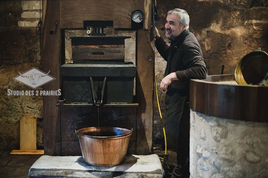 evelancery's tweet photo. Bravo à la  nouvelle AOC huile de noix du #Périgord ! A cette occasion, nous vous emmenons pour une reportage photo au Moulin de Rochereuil, par un froid matin d'hiver en #Dordogne... Toutes les #photos sur https://t.co/J6WI87dGUr https://t.co/Q43V0hTOHC