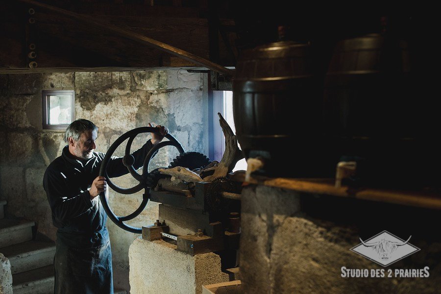 evelancery's tweet photo. Bravo à la  nouvelle AOC huile de noix du #Périgord ! A cette occasion, nous vous emmenons pour une reportage photo au Moulin de Rochereuil, par un froid matin d'hiver en #Dordogne... Toutes les #photos sur https://t.co/J6WI87dGUr https://t.co/Q43V0hTOHC