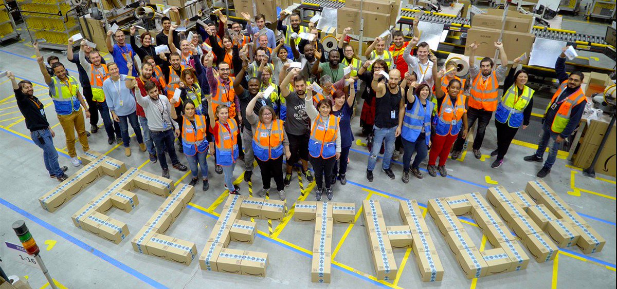 #Amazon mobilise toutes ses forces pour apporter son soutien au #TELETHON2018. Nos collaborateurs insèrent plus de 300 000 bons de soutien dans les colis #Amazon qui seront livrés dès ce week-end #TELETHON2018 💌📦bit.ly/FaireUnDonTélé…  <a href="/Telethon_France/">AFM-Téléthon</a> <a href="/AmazonNewsFR/">AmazonNewsFR</a>