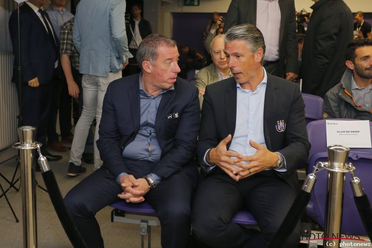 PitthousK's tweet photo. Image rare de Michael Verschueren consillant à Luc Devroe (oui, sa chemise est trop petite) de mettre 11 M euros sur le duo Vranjes-Sanneh.
On connait la suite
#rsca #Anderlecht #andtrn #gerkensfault https://t.co/DOXShRw6l3
