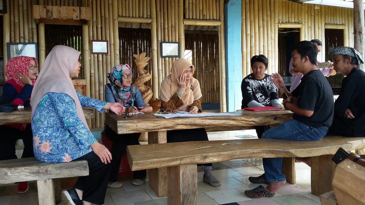 distanhortijbr's tweet photo. Bimbinan Desa Pertanian Organik bersama Ibu Direktur Perlindungan Hortikultura di Kelompok Tani Cipta Mandiri Desa Ciburial Kecamatan Cimenyan Kabupaten Bandung, 30 Nopember 2018
distanhorjabar
#distanhorjabar #bptph #jabarjuara #pertanianjabar #jawabarat #jabar #farmer #petani https://t.co/senlzyZktm