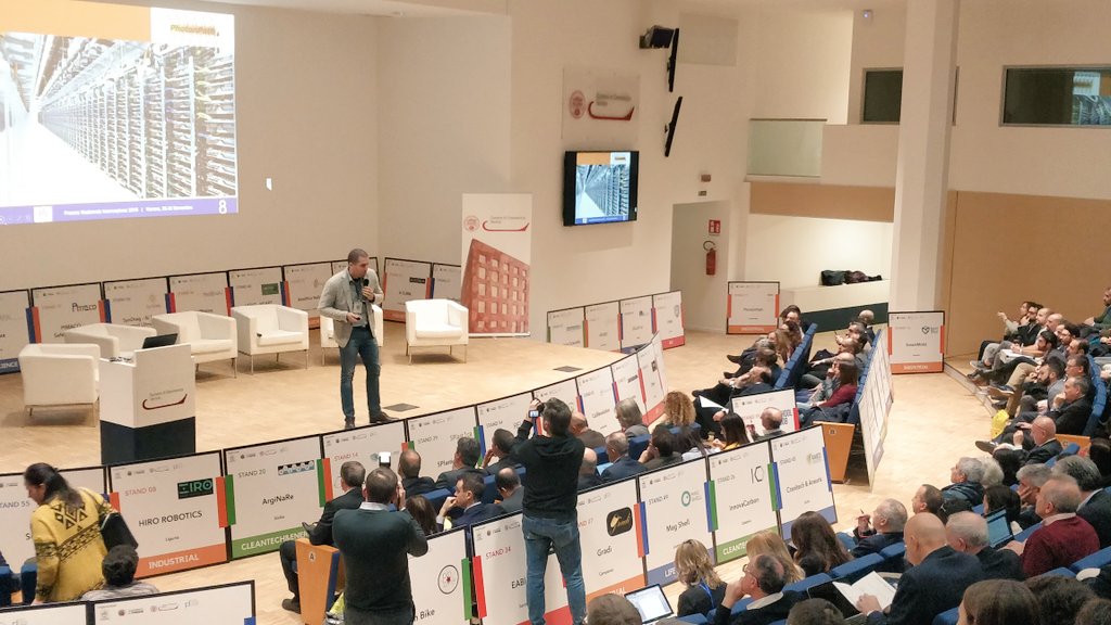 PoliHub's tweet photo. #PhotonPath, vincitore #StartCupLombardia 2018, tra i finalisti della categoria #Industrial del #PNI2018 @PNICube, con i loro amplificatori ottici in tecnologia fotonica integrata, compatti e riconfigurabili, in un processo automatizzato e scalabile. https://t.co/0Jn7GvOcrC