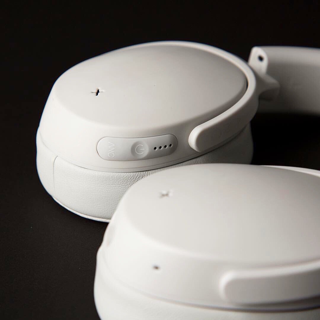 SkullcandyJapan's tweet photo. Venue White💀 全ての人にノイズキャンセリング✨街中や飛行機に乗ってる等の雑音をイヤーカップに内蔵したマイクで感知し、不要なノイズを打ち消すノイズキャンセリング機能搭載✨ #FeelSkullcandy #スカルキャンディー #venuewireless #ANC https://t.co/bFozm4jcDe