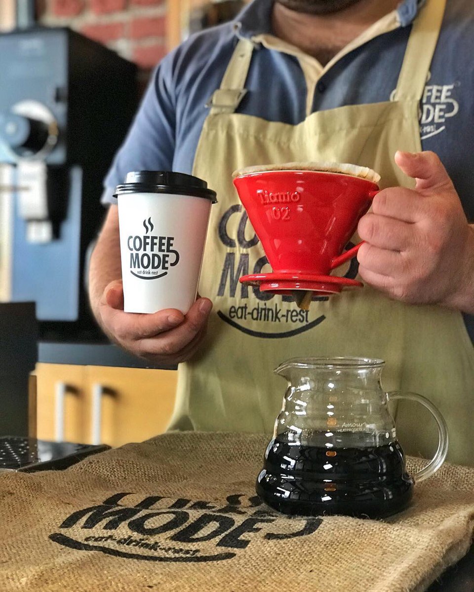 CoffeeeMode's tweet photo. Chemex Yöntemi ile kahveler demlendi☕️
Alman bilim adamı Peter J Schlumbohm tarafından 1941 yılında icat edilen yöntem kahve çekirdeklerini doğru oranda suyla doğru hızda buluşturuyor.📝
.
.
#coffeemodependik #coffeetime #sütlükahve #üçüncünesilkahve #filtrekahve #coffemode https://t.co/9If5f0FwRh