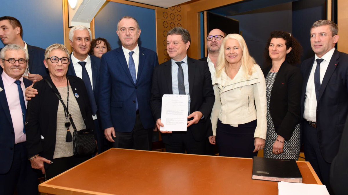 ✍️ Signature d’une #charte d’engagement sous l’égide du ministre #agriculture <a href="/dguillaume26/">Didier GUILLAUME</a> pour une #alimentation de #qualité et de #proximité dans nos territoires lors de la Journée mondiale des <a href="/Marchesdegros/">FMGF</a> #LesProduitsLocaux