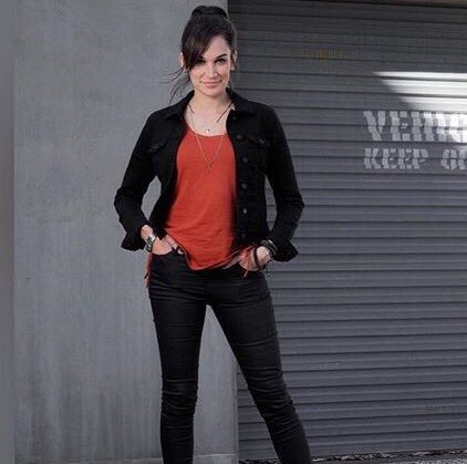 I need some Franky pics on my TL on #FrankyFriday 👊🏼 #wentworth #HaveAGoodOneAll 🥂