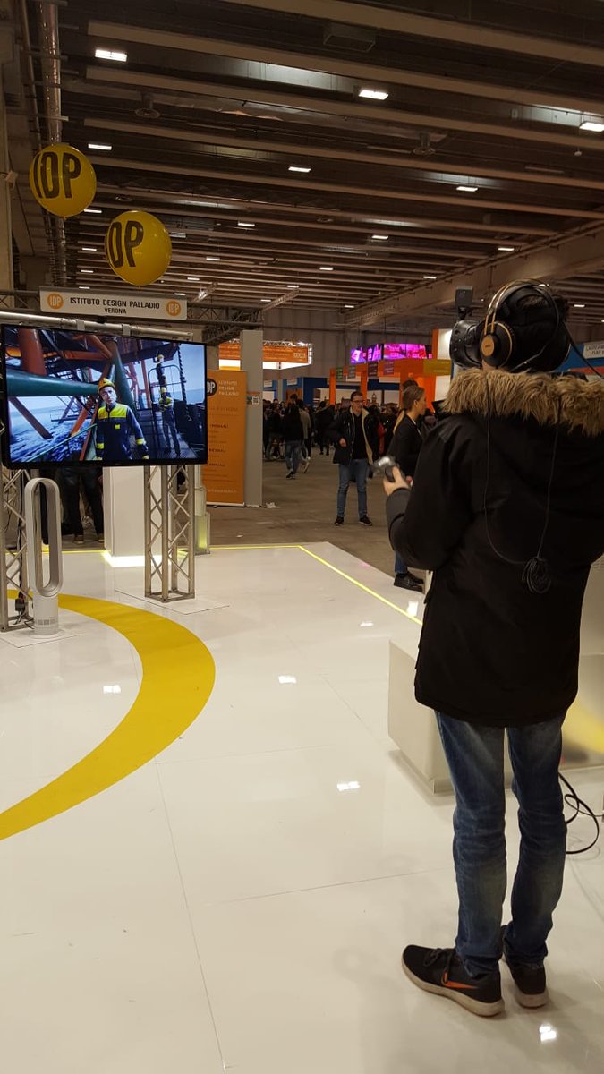 eni's tweet photo. .@Job_Orienta #day2: com'è una giornata lavorativa in piattaforma? Scopritelo al nostro stand con un'esperienza di realtà virtuale. Sarà anche occasione di incontro e dialogo con i selezionatori #energytelling  https://t.co/BNpFtmCFpU https://t.co/M3NMzj2Kr1