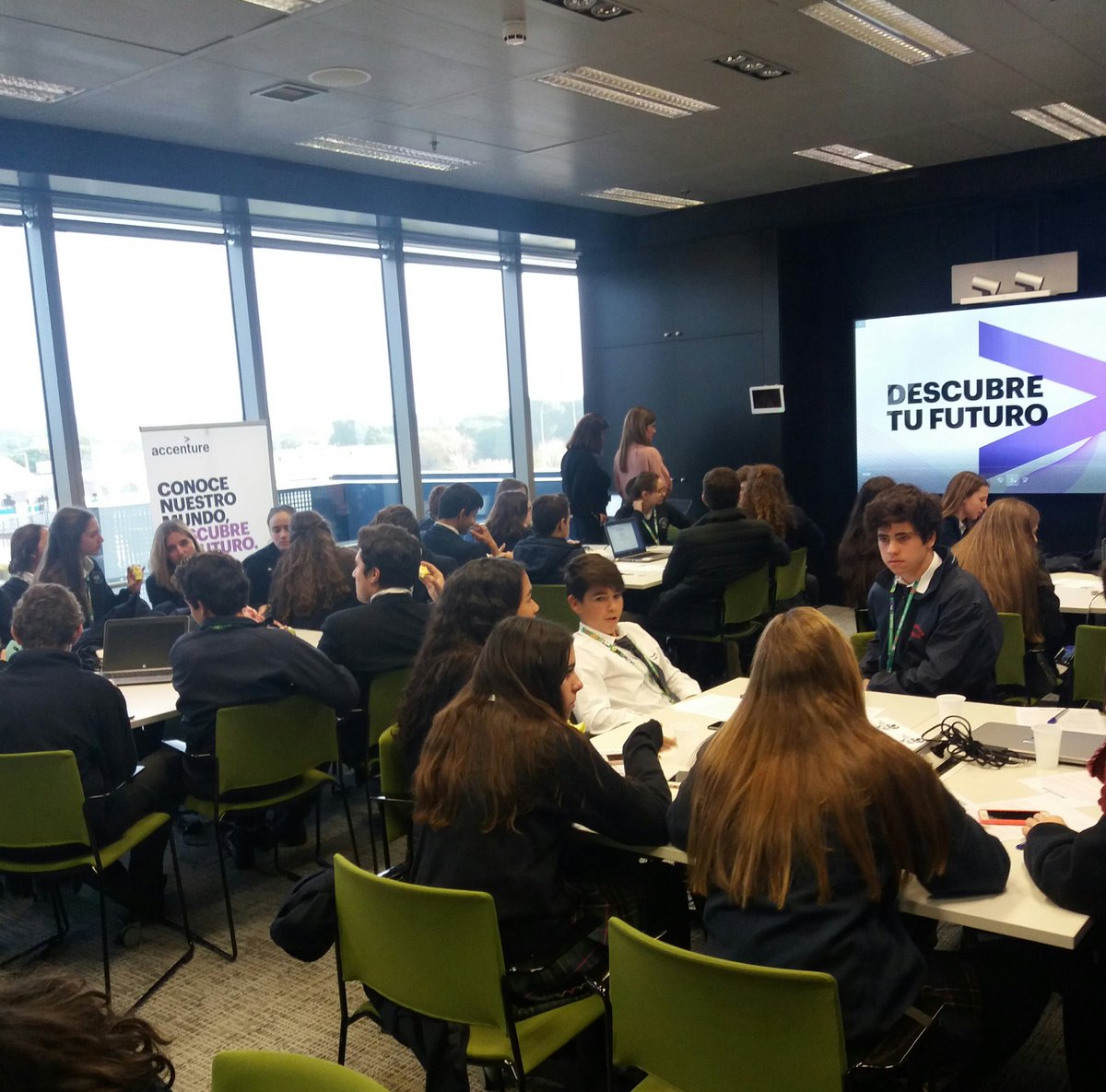 JASPAIN's tweet photo. ¡Comienza el taller InStem en #LiquidStudioMAD! A través de diferentes actividades los alumnos conocerán de cerca las carreras STEM. ¡Comenzamos! @AccentureSpain https://t.co/HSR1kvPiN5