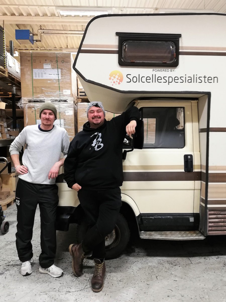 solcellespes's tweet image. Etter mange forberedelser og et par humper i veien, er Fredrikstad-gutta Snorri &amp;amp; Harald endelig klare for #jordenrundt 🚐🌄Med seg får de komplett off-gridanlegg fra @solcellespes som forhåpentligvis kommer godt med!⚡️Vi ønsker lykke til og følger bloggen bit.ly/2E4QGHG