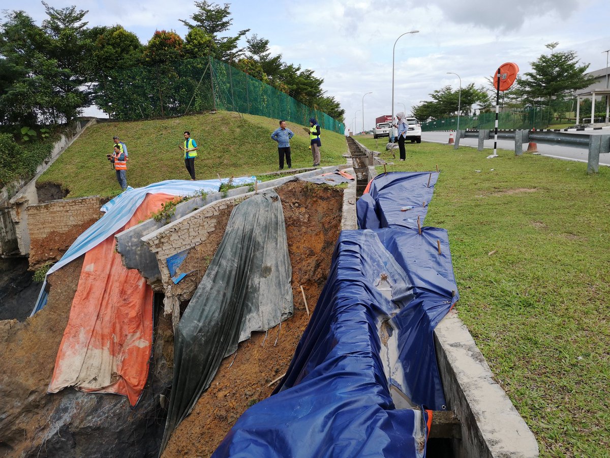 Lawatan <a href="/CerunJKR/">Cerun JKR Malaysia</a> k kawasan industri Alor Gajah berikutan aduan cerun runtuh <a href="/JKRAlorGajah/">JKR Alor Gajah</a>. <a href="/JKRMelaka/">JKR Melaka</a> <a href="/JKRMalaysia/">JKR Malaysia</a> <a href="/zulkiflyaghani/">ZulAGhani@CKC</a> <a href="/pintasutama/">Pintas Utama Sdn Bhd</a>