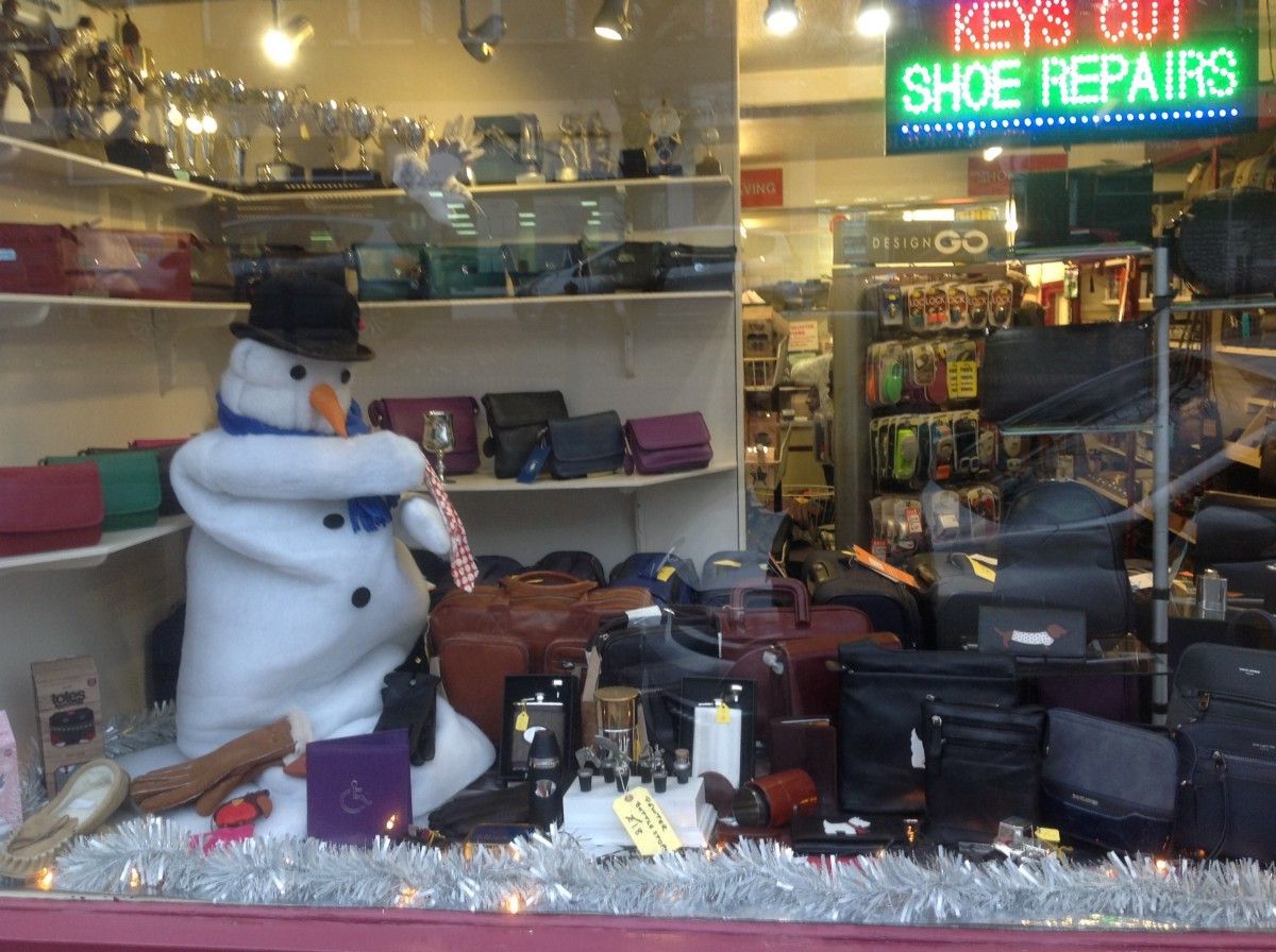 HelloDorking's tweet photo. Featuring #TheBoothole #ChristmasWindow for your viewing pleasure. See all 25 businesses on our blog https://t.co/lZOJ1fVrl9, at https://t.co/bIO1A9PjZP, or visit #Dorking! Vote via text to 88802: Dorking “Store Name” from 25-30 Nov. https://t.co/e3P4zO0Pt7