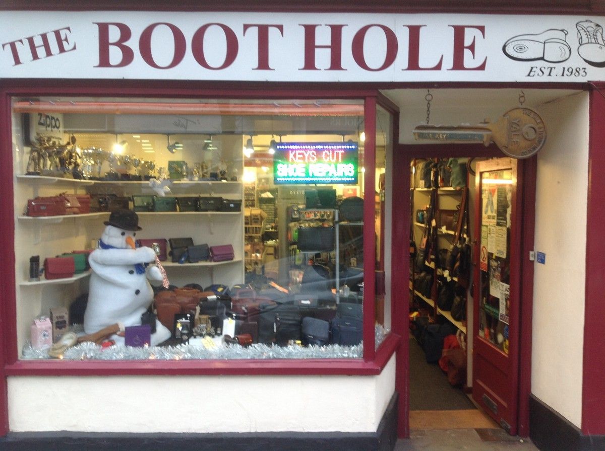 HelloDorking's tweet photo. Featuring #TheBoothole #ChristmasWindow for your viewing pleasure. See all 25 businesses on our blog https://t.co/lZOJ1fVrl9, at https://t.co/bIO1A9PjZP, or visit #Dorking! Vote via text to 88802: Dorking “Store Name” from 25-30 Nov. https://t.co/e3P4zO0Pt7