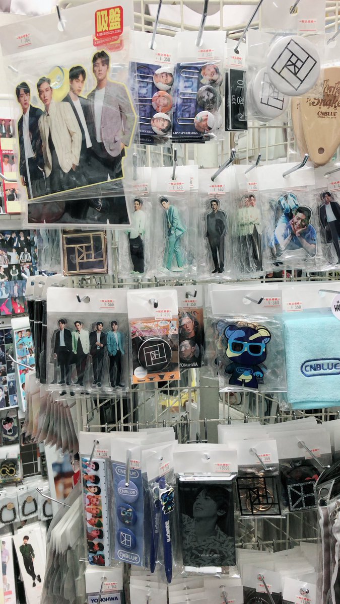 Cho 新大久保グッズ店 韓流時代 新大久保に行ったので 久しぶりに覗いてみたら 新しいグッズがたくさん 思わずお友達にも連絡して 色々買っちゃいました ここのお店は Cnblue ヨンファグッズが たくさん置いてあるから 大好きでーす 韓
