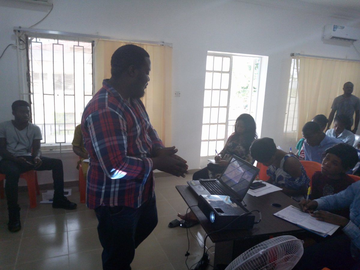 Afterschool_Dev's tweet photo. Facilitator speaks to participants between a Search Engine and a browser. #SEEP2018 CC: @Sanstonz @Afterschool_Dev @Eteka69 @DigitalSkillsAF @USEmbassyAbuja https://t.co/dkI8xBdMYH