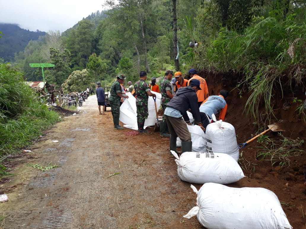 MMuncullagi's tweet photo. Banser Tanggap Bencana, Camat Bawang, Koramil bawang, polsek bawang dan masyarakat Kerja Bakti perbaikan longsor akibat hujan lebat yang menimbulkan Longsor di Jalur Alternativ Bawang-Dieng pada Kamis 29 November 2018.
#BanserTanggapBencana https://t.co/h8dTiSXFjc