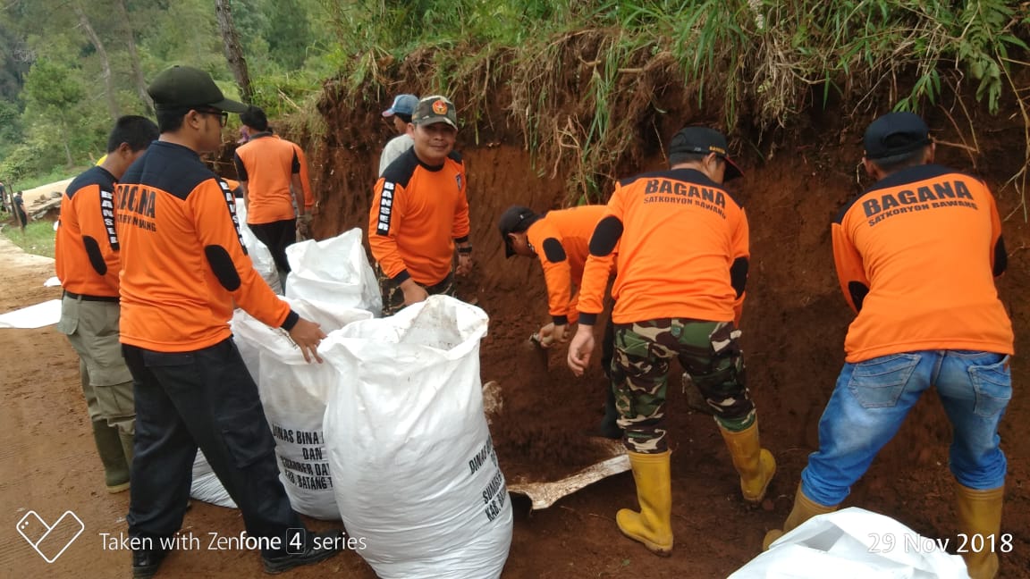 MMuncullagi's tweet photo. Banser Tanggap Bencana, Camat Bawang, Koramil bawang, polsek bawang dan masyarakat Kerja Bakti perbaikan longsor akibat hujan lebat yang menimbulkan Longsor di Jalur Alternativ Bawang-Dieng pada Kamis 29 November 2018.
#BanserTanggapBencana https://t.co/h8dTiSXFjc