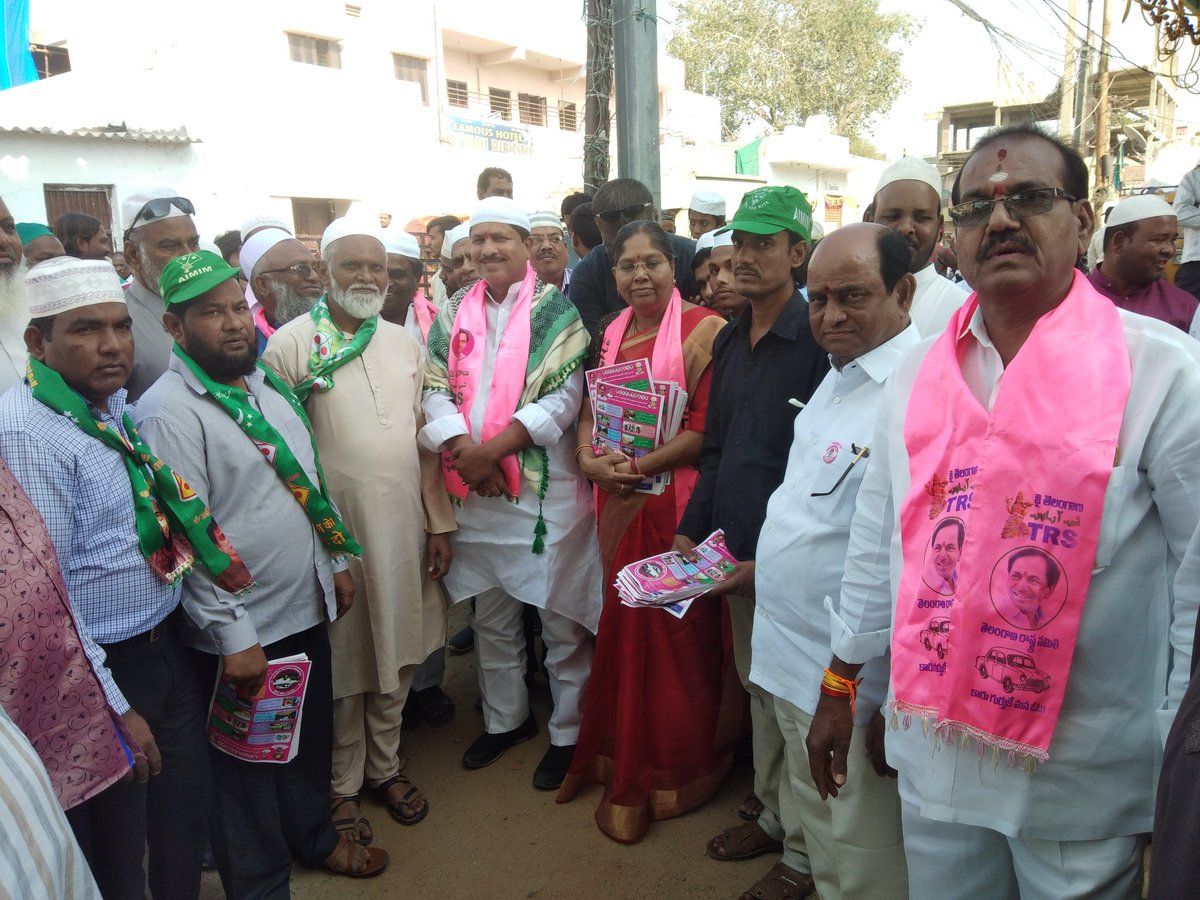 MohdomerQureshi's tweet photo. On the instructions of @asadowaisi Sahab  Aimim extended support to trs candidate @mkrkkpmla Sahab 

Aimim old Bowenpally Div President Mohd Omer Along With trs candidate Krishna Rao Sahab, Bowenpally Corporetor Muddam  met people of Bowenpally Request to Cast the vote fr car https://t.co/TfBjgrx1Tb