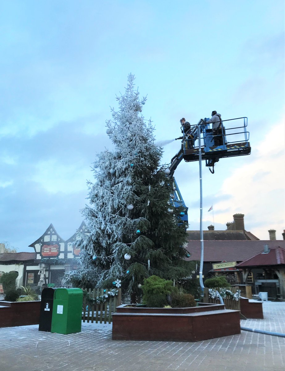 mtfxspecialfx's tweet image. Yesterday we made it snow!
❄️☃️❄️☃️❄️☃️
#25sleeps #snoweffects