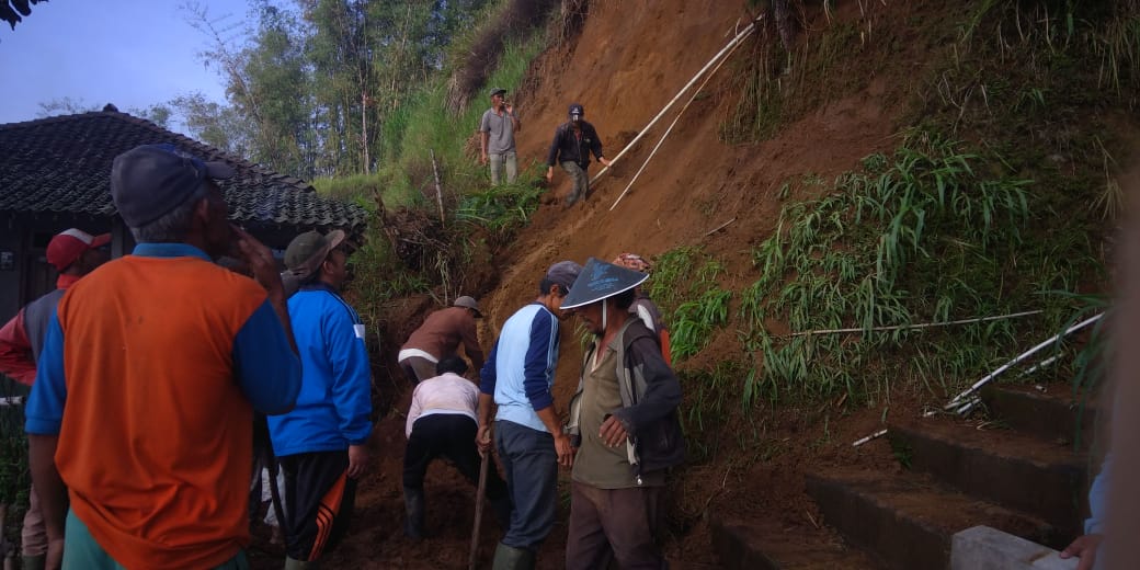 MMuncullagi's tweet photo. Tanah Longsor terjadi di Desa Mangli Kaliangkrik Kab Magelang menimpa satu rumah warga.

Sahabat-sahabat Banser setempat membantu dengan sigap.

#BanserTanggapBencana https://t.co/WWg3YAB6EI