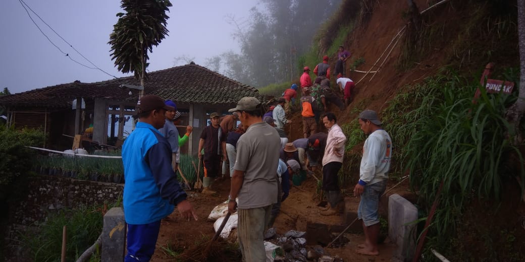 MMuncullagi's tweet photo. Tanah Longsor terjadi di Desa Mangli Kaliangkrik Kab Magelang menimpa satu rumah warga.

Sahabat-sahabat Banser setempat membantu dengan sigap.

#BanserTanggapBencana https://t.co/WWg3YAB6EI