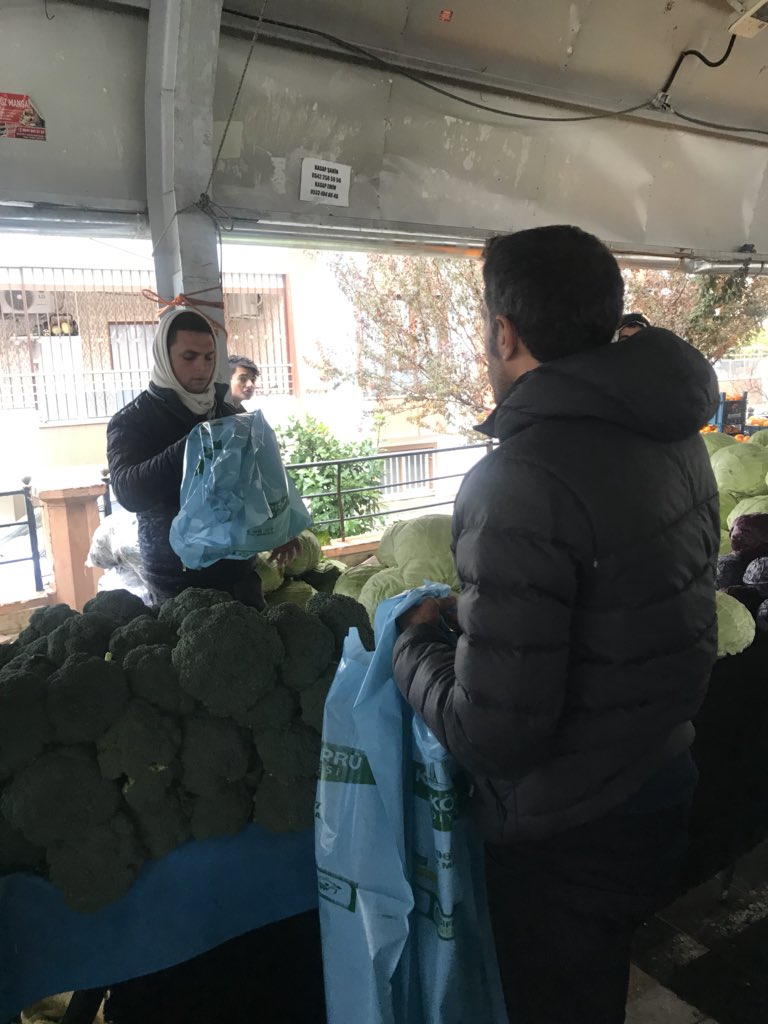 evrekoruma5's tweet photo. #Geleceğini #düşünen, #geri #dönüştürendir.
Geri dönüşüm poşetleri ve atık yağ kutularımızı pazarlarda dağıtmaya devam ediyoruz... https://t.co/S381hJbt20