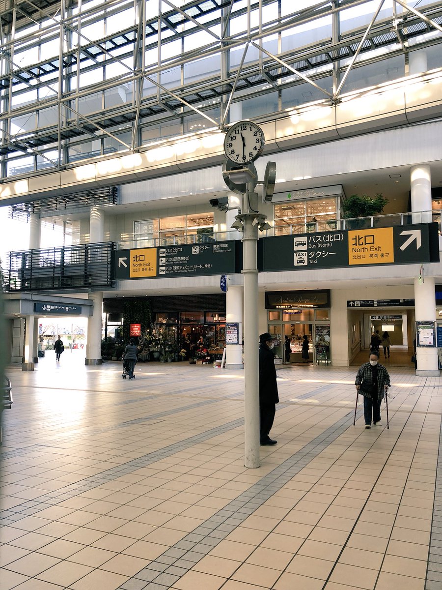 川北すピ子 歯科医展 会場へのバスの案内です たまプラーザ駅東改札を出て 左側に時計が見えます その奥に 北口バスターミナル の入り口の階段があり 階段を降りてすぐが 3番 虹が丘営業所 のバス乗り場です そのバスに乗って 美しが丘3