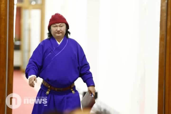 С.Жавхлан: Та нар үнэн үг сонсох дургүй. Монголын төрөөр битгий тогло. Төрийг тогтвортой байлга.
Одоо 3-р ээлжийг хоолломооргүй байна. Цөөвөр чоно шиг 3-р ээлж хоолондоо орох гээд хараад сууж байна. 🐑 🐺