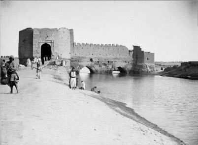 iraqmuseum881's tweet photo. جزء من سور بغداد والخندق المائي الذي كان يحيط بها منذ الخلافة العباسية 
الصورة عام 1909 https://t.co/rfyNbXMUK1