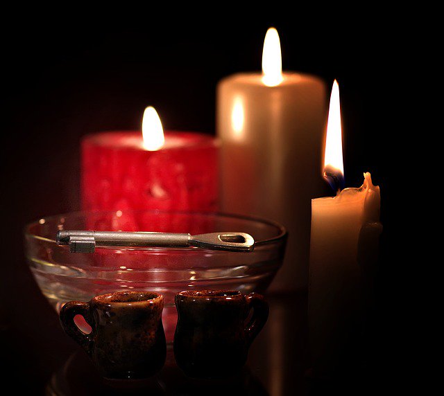 EchaRegionu's tweet photo. 🕯️🕯️🕯️Andrzejki są obchodzone w nocy z 29 na 30 listopada.  Jedną z tradycji tego dnia są wróżby. Najpopularniejsze jest lanie wosku. 🕯️
Więcej ➡️➡️➡️ https://t.co/392ox64lll
#andrzejki #wróżbyandrzejkowe #wróżenie #laniewosku #symbole #zabawaandrzejkowa #EchaRegionu https://t.co/MvoVPc7igv