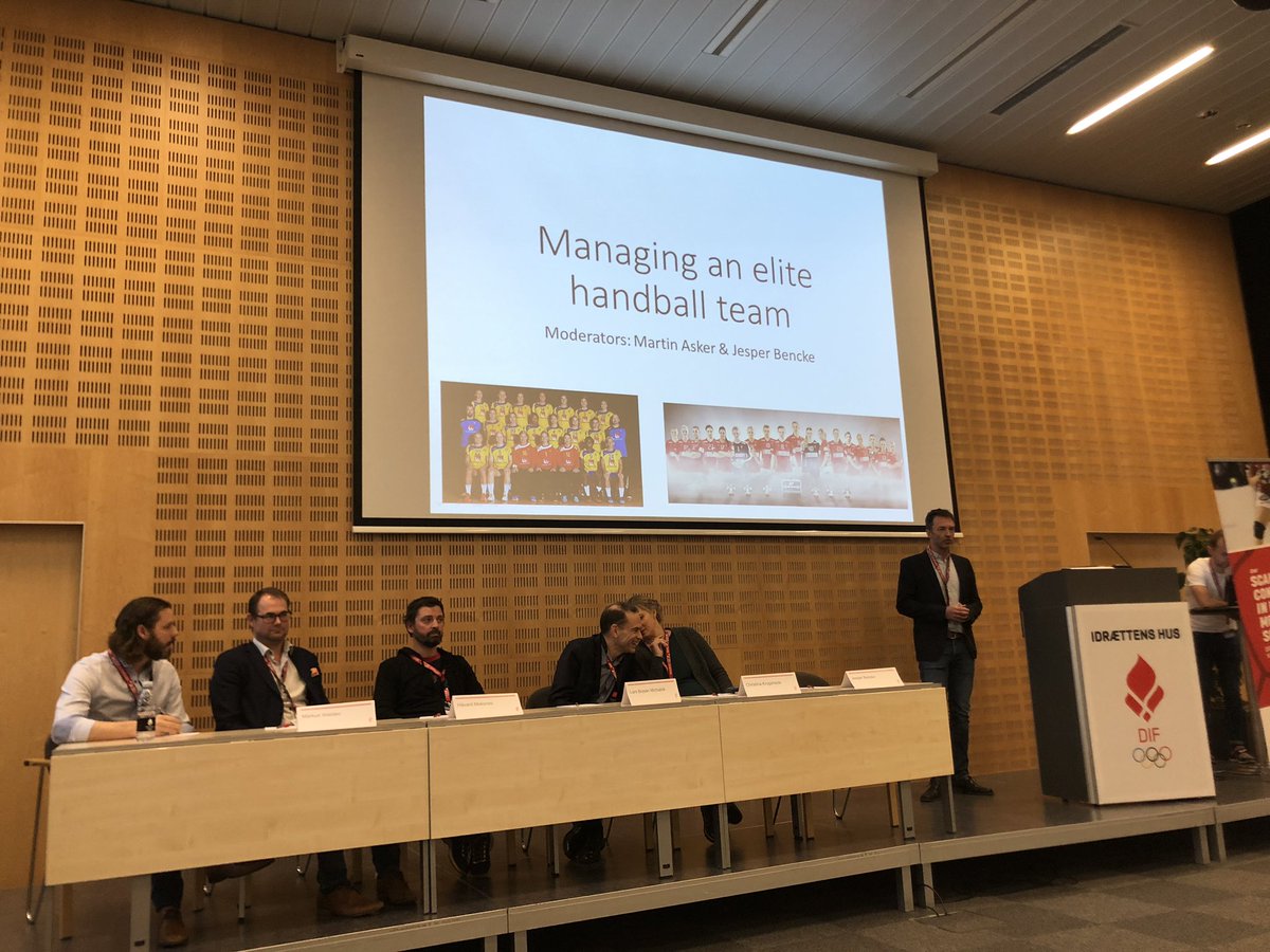 MarteFagerheim's tweet photo. Who is in charge of what in an elite handball team? Panel discussion with a coach, a player, a physical trainer, a physician and a physio. Who is making the final decisions? #SCHMS2018 https://t.co/V0vsRh2KvK