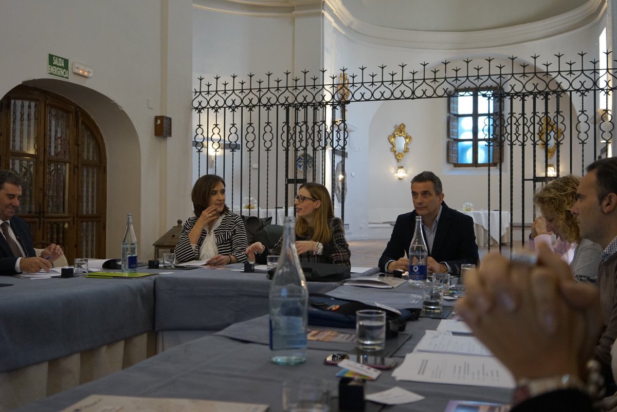 RSE_Extremadura's tweet photo. Hoy estamos en la Mesa de Diálogo Social Transfronterizo dentro del proyecto GEMCAT @RSE_Extremadura #CalidadEmpleo https://t.co/6xPQx0LaI0