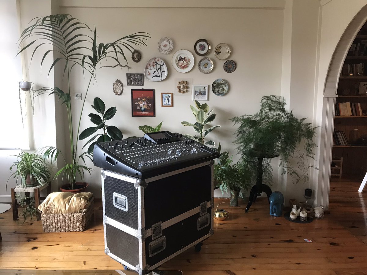 bugün tarabya’da bir evin salonundayız. birazdan kurulum başlar. bugün sahnede Genç Osman, Ceren Gündoğdu ve Arel Koray Nalbant var 🌱🌿