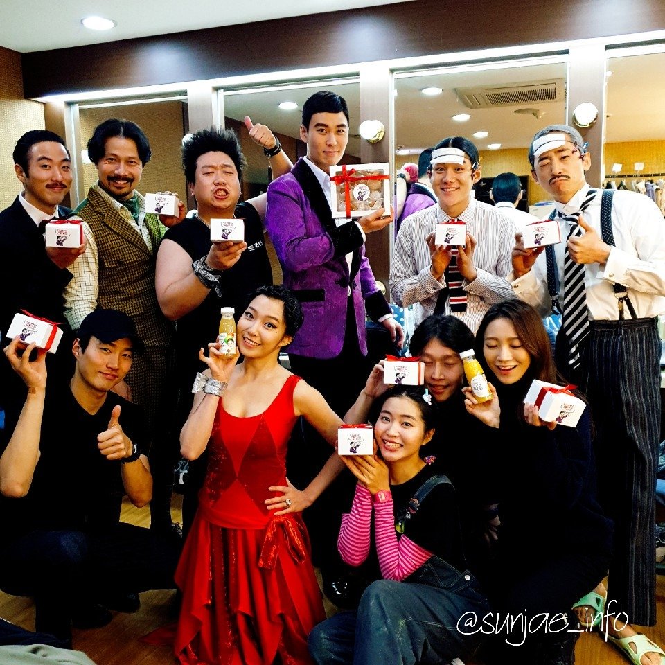Sunjae_info's tweet photo. 오늘 더플레이고우즈롱팀에 선재배우님 이름으로 간식을 넣어드렸습니다 :)
더플레이고우즈롱은 1월 5일까지 계속되니 많이많이들 보러오세요~♡
#더플레이댓고우즈롱 #선재 #조나단 #찰스 https://t.co/sjly1zpetv