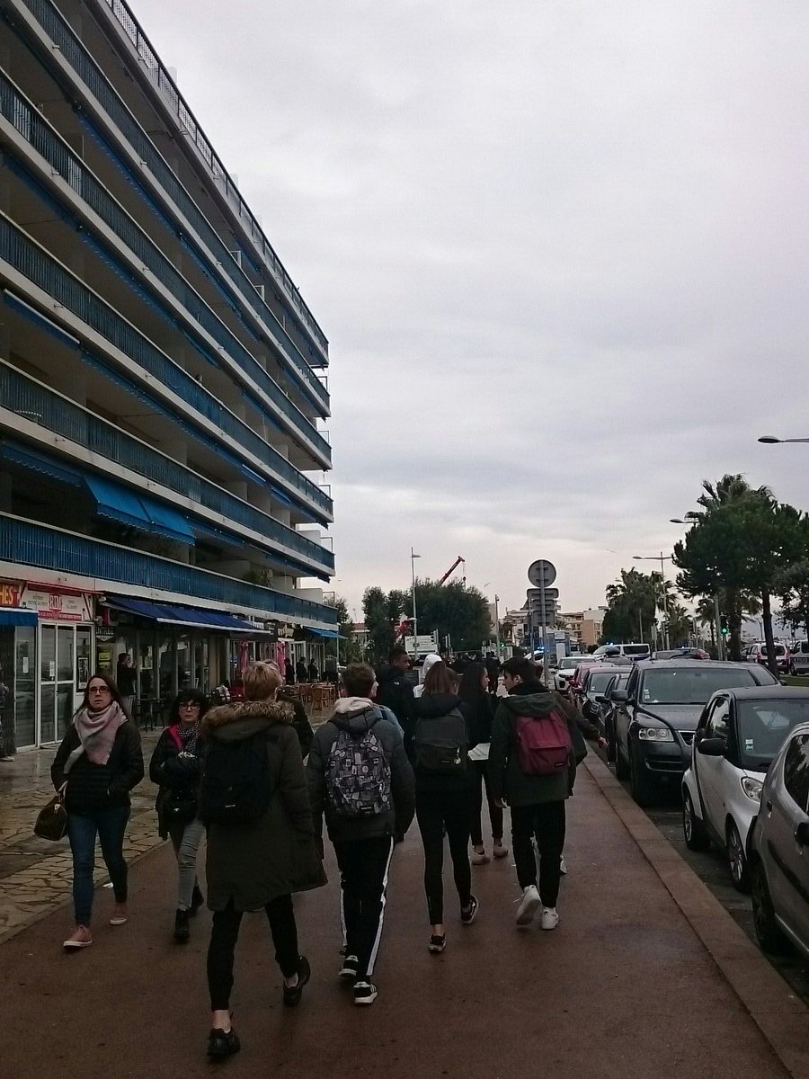 de_lnrdo's tweet photo. Les lycéens de Cagnes-sur-Mer ont quitté l'entrée du péage. Actuellement sur la Prom' de la Plage, ils redescendent vers le centre. https://t.co/kZU7iIKnDY