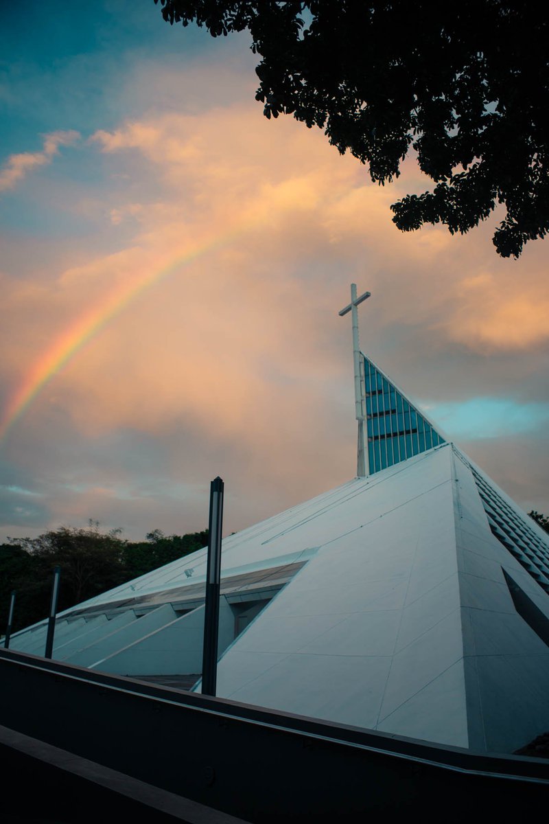 jimdasal's tweet photo. Now, all is still where Loyola's colors fly https://t.co/z8MTGwj8DY