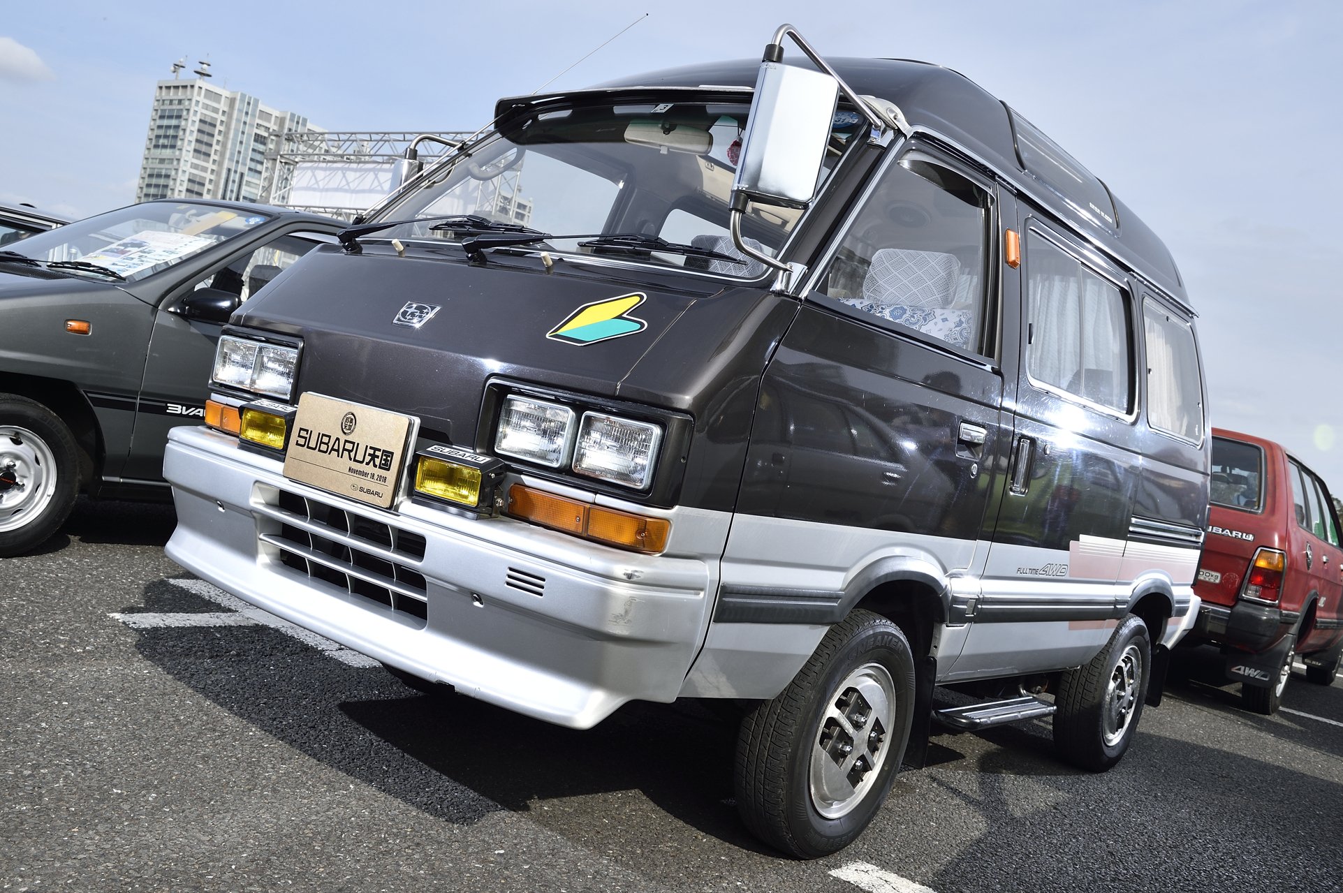 Gazoo編集部 お台場旧車天国 18 愛車 紹介 18才が惚れ込んだ スバル ドミンゴ お台場旧車天国 参加ユーザーさんの愛車をご紹介 第2回は Subaru天国 エリアで見つけたドミンゴ 初心者マーク のオーナーに この愛車を選んだ経緯を伺った