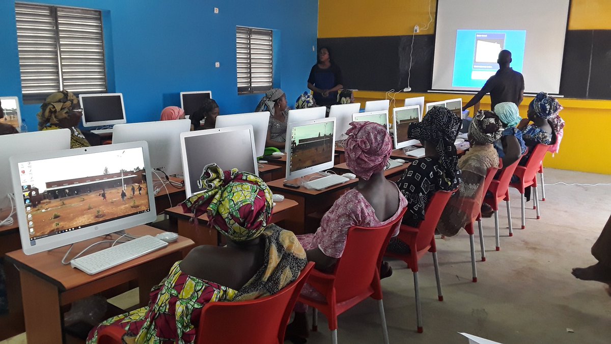 vesosmali's tweet photo. @vesosmali #commune #Khouloum les  #MERES #TANTESSOS sont initiées #informatique dans la #news salle informatique avec 25 #Ordinateurs à écran plat HD et connecté #internet. #NTICs sont l'avenir de la #jeunesse et ouvre la porte à #Innovations #SOSCVWCAF @sos_children @GouvMali https://t.co/lheenvYEnL