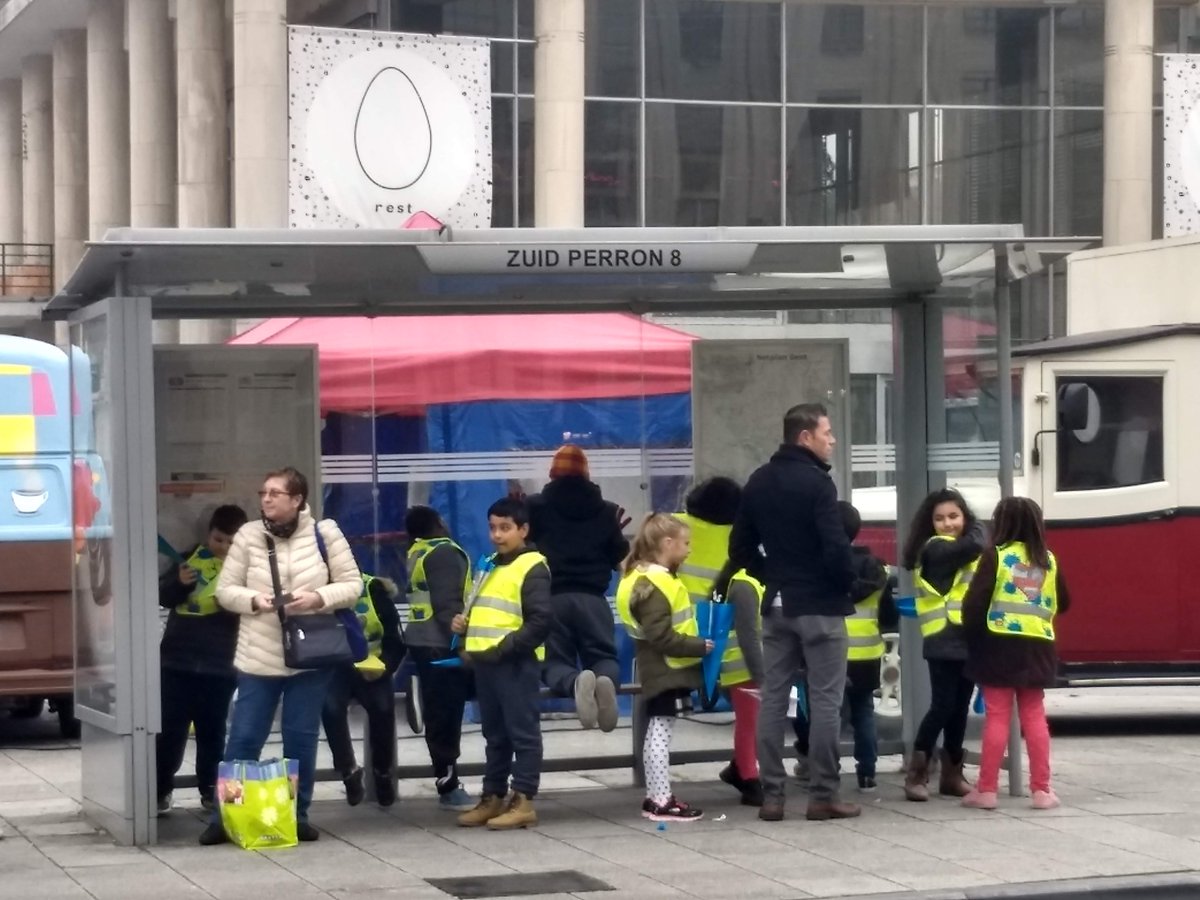 Na #Brussels, wordt nu ook in #Gent de halte Zuid Perron 8 van de <a href="/delijn/">De Lijn</a> geblokkeerd door #gelehesjes #cartoon